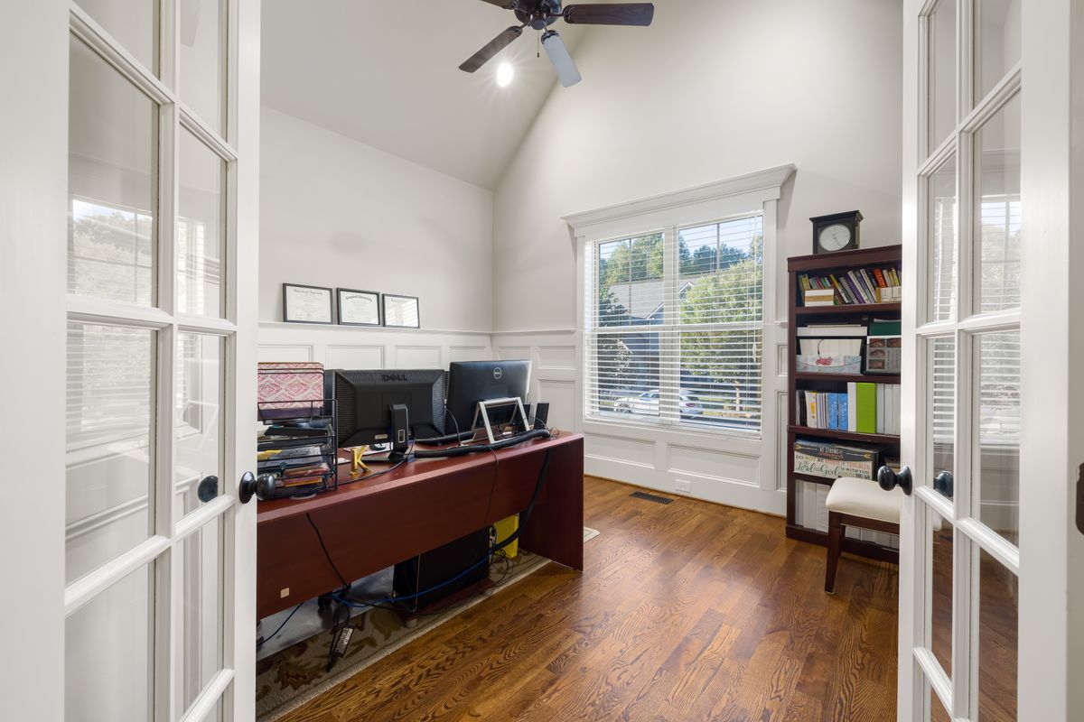 Home office with natural light — Dedicated home office