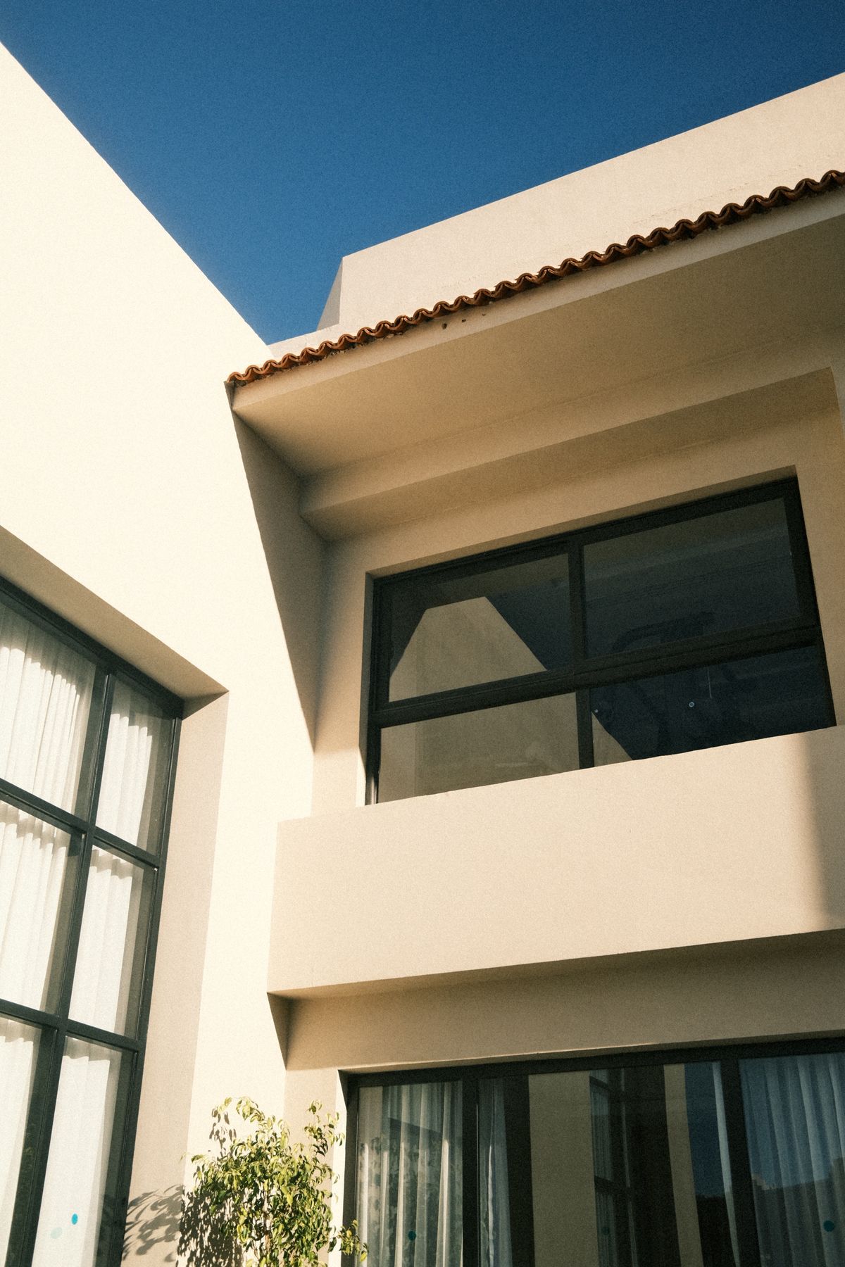 Modern house with large windows — Contemporary windows and form