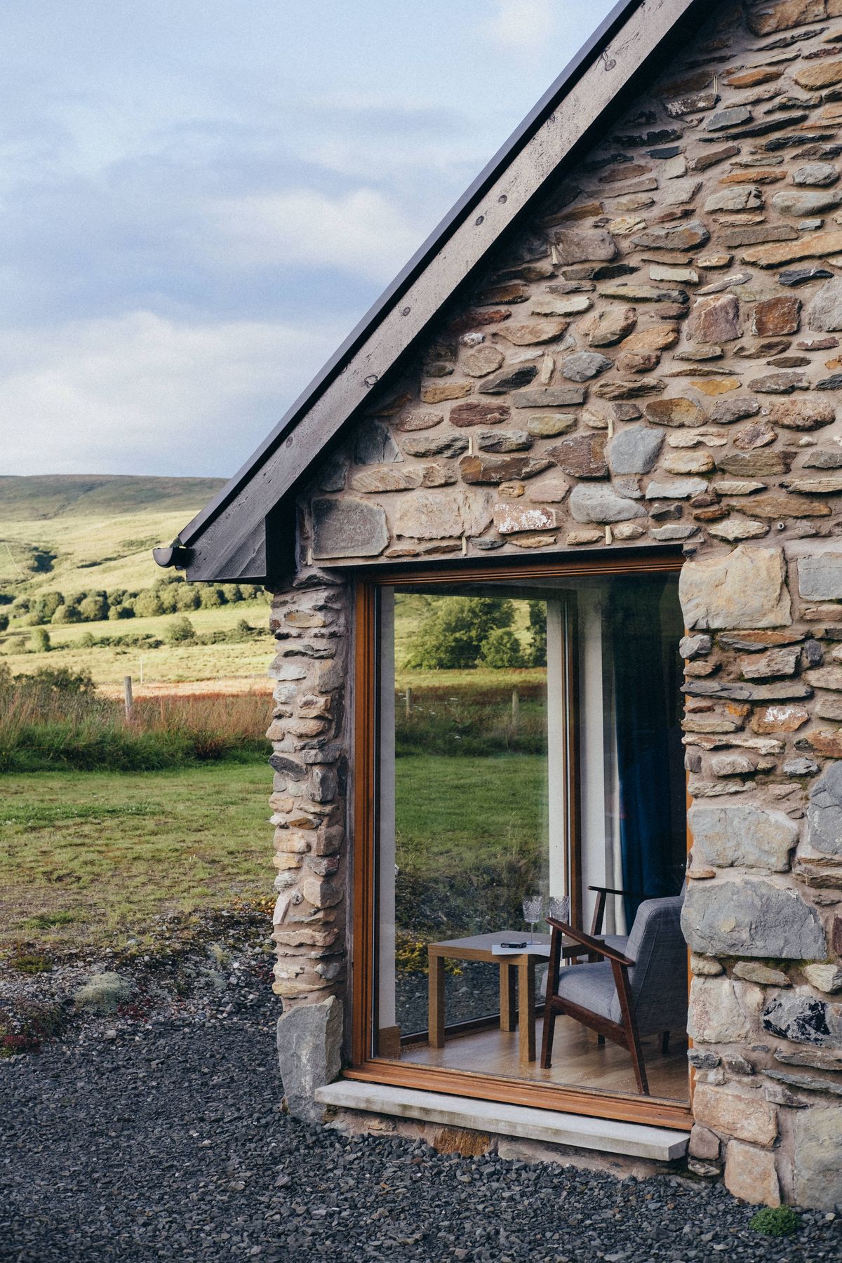 Stone house with glass walls in the countryside — Stone and modern glass