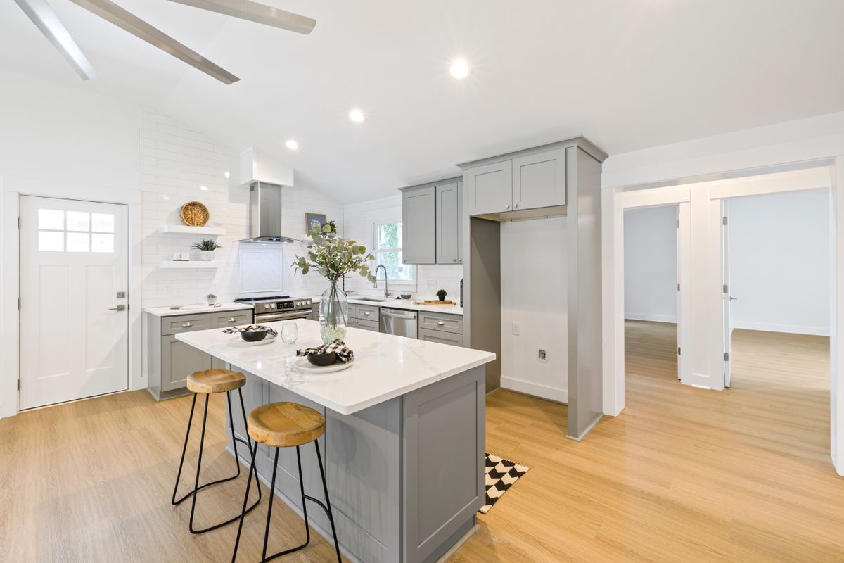 Minimal kitchen island — Neutral island finishes